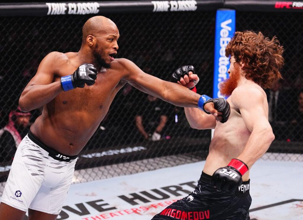 Michael Page e Shara Magomedov em luta no UFC