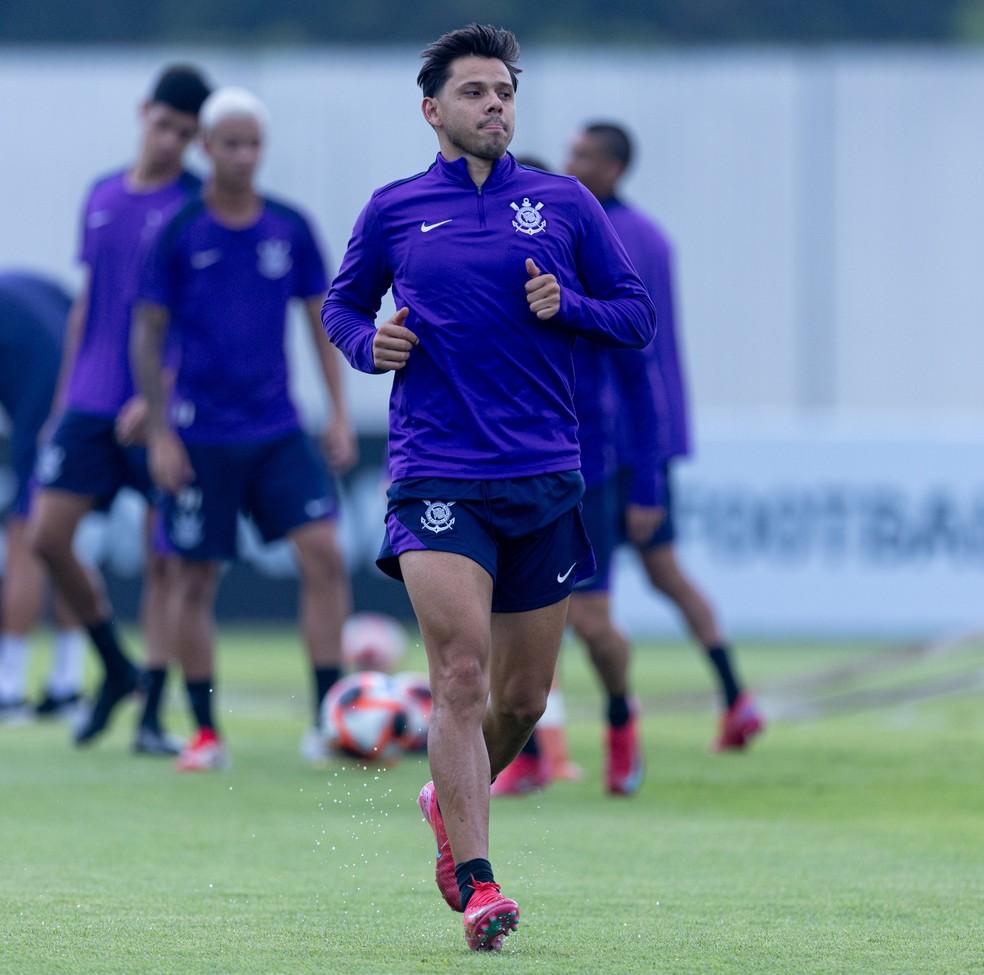 Romero trabalhou no gramado e deve ser titular do Corinthians diante da Lusa