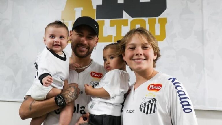 Neymar faz sua primeira aparição pública com os três filhos
