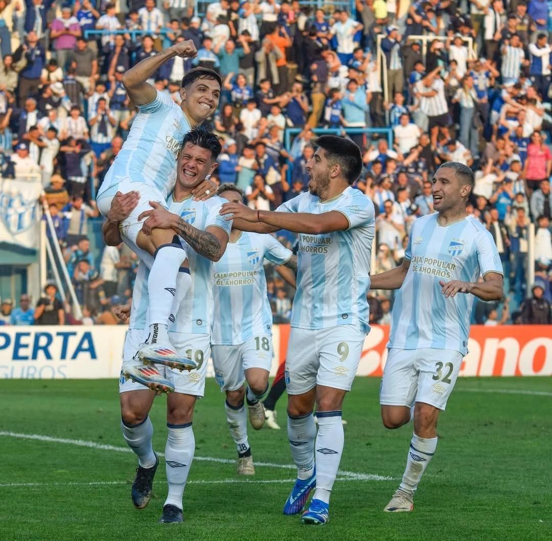 Así viene el Decano.