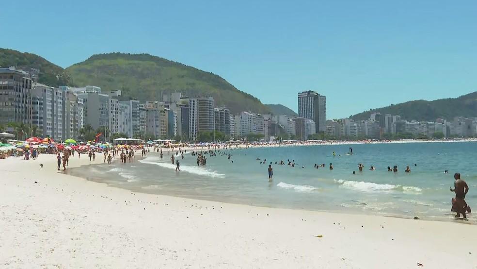 Praia de Copacabana no dia mais quente do verão no Rio de Janeiro
