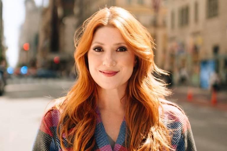 Dani Calabresa sorrindo.