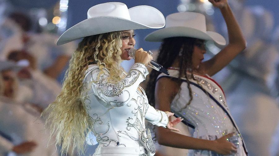 Beyoncé quebra recorde no Grammy 2025, mas perde para Sabrina Carpenter.