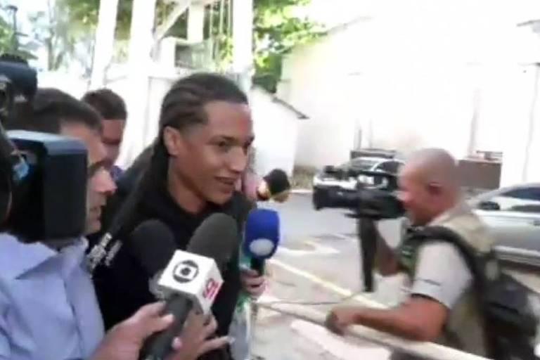 O rapper Oruam cercado por repórteres