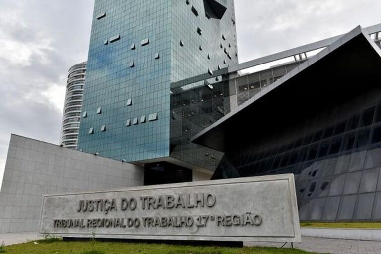 Justiça do Trabalho condena escola por desconto de dízimo em contracheque de estagiária no ES