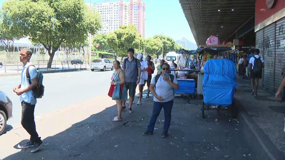 Trabalhadores sofrem com o calor no Centro do Rio de Janeiro