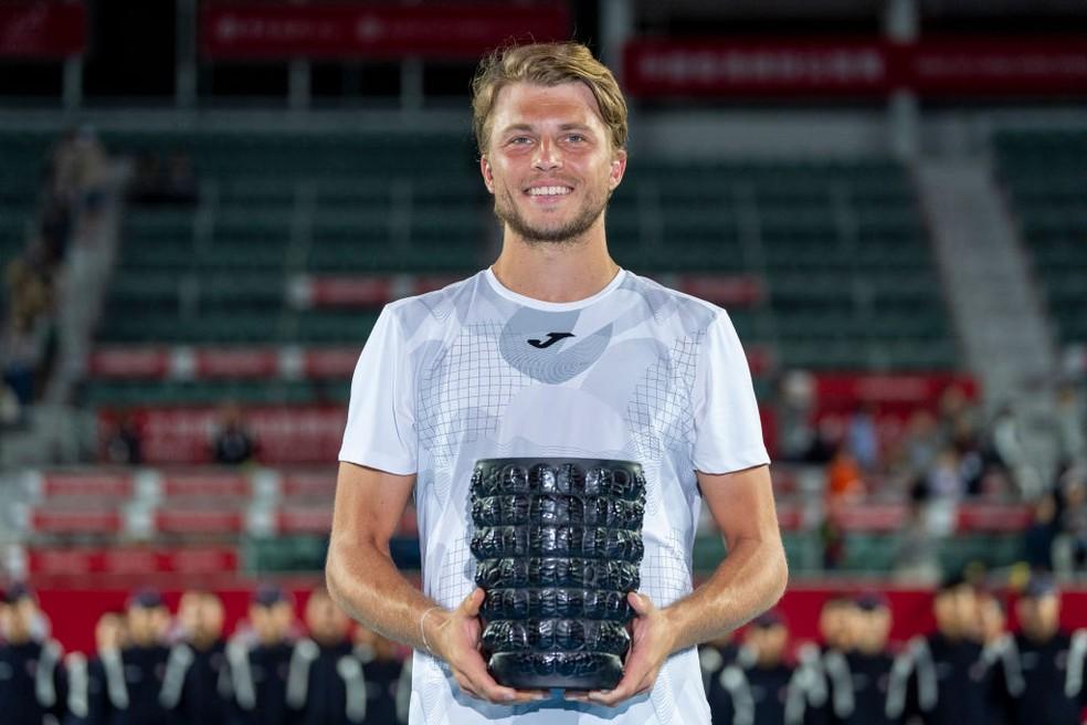 Alexandre Muller com o troféu do ATP 250 de Hong Kong.