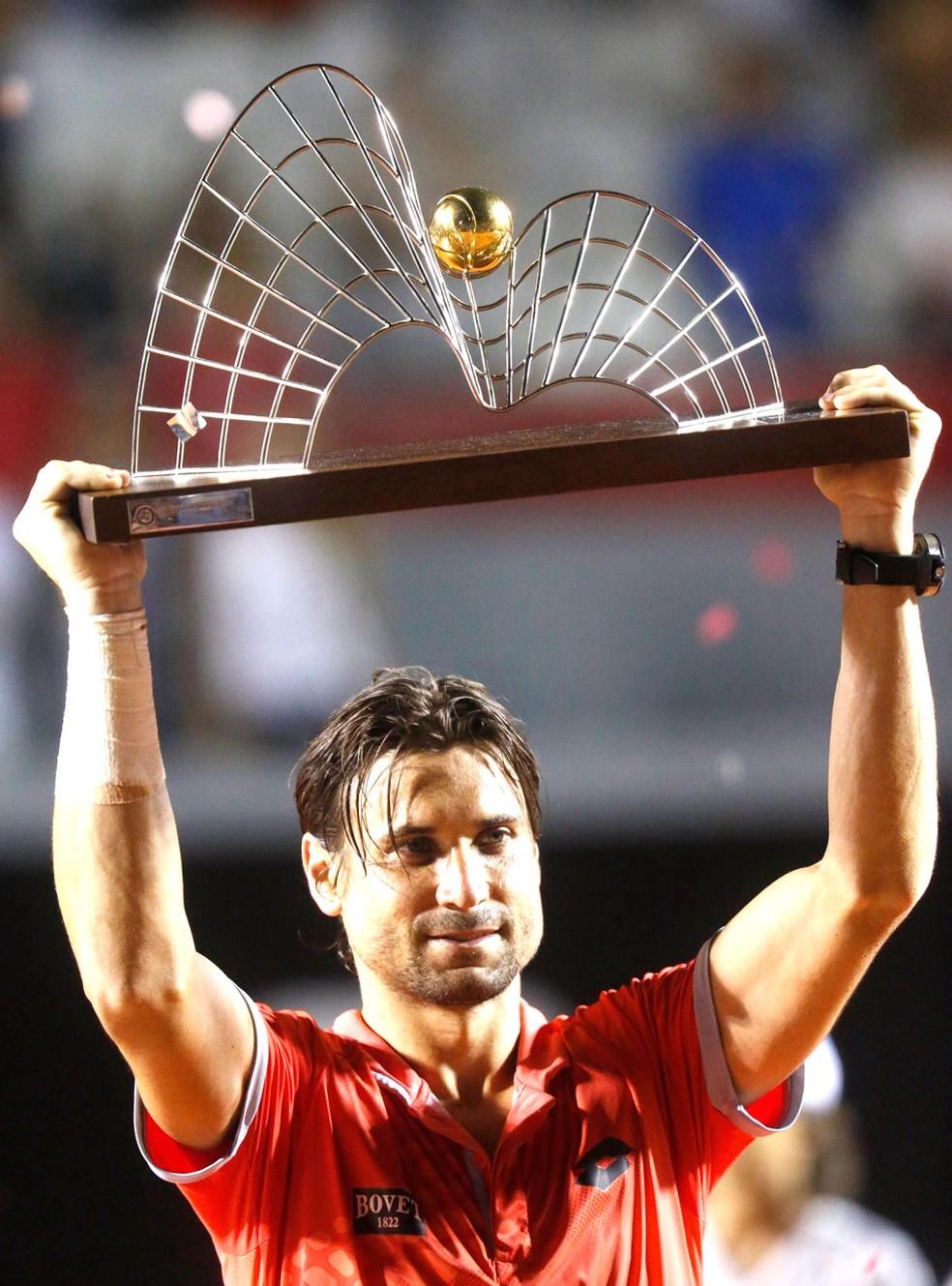 Ferrer com o troféu de campeão do Rio Open em 2015