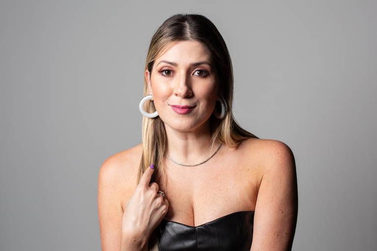 Dani Calabresa sorrindo em evento.