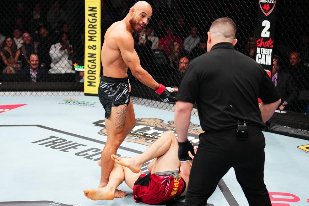 Jean Silva questiona o árbitro sobre encerramento da luta ao derrubar Melsik Baghdasaryan no UFC Seattle