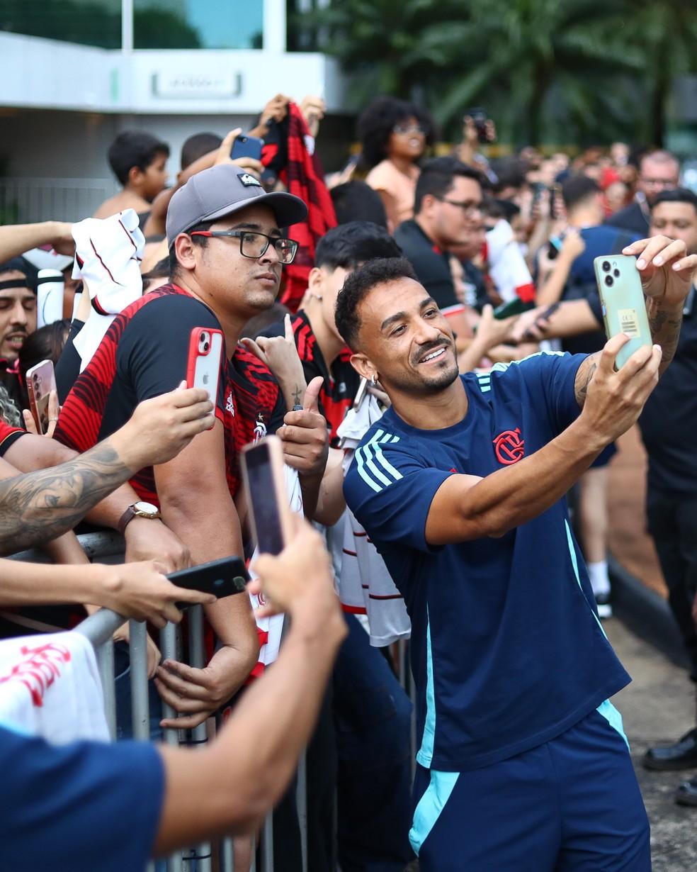 Danilo é tietado pela torcida mineira na chegada do Flamengo a Uberlândia