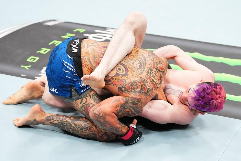 Melquizael Costa finaliza Andre Fili no UFC Seattle