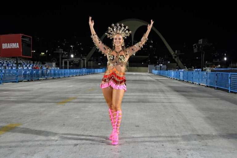 Paolla Oliveira brilha em ensaio da Grande Rio para o Carnaval 2025
