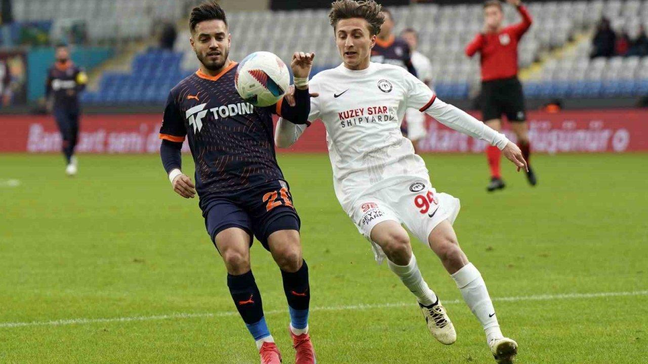 Konyaspor jogadores em campo durante o jogo
