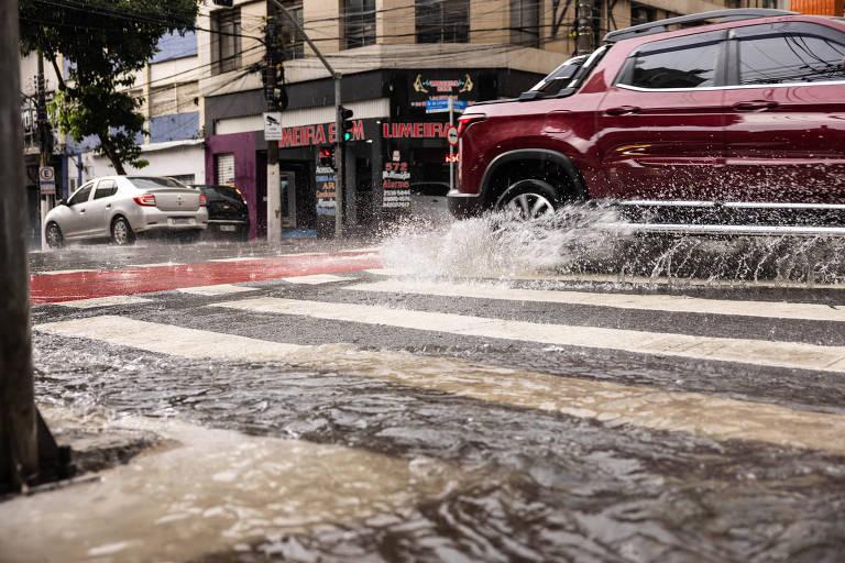 Rua inundada em São Paulo durante a chuva
