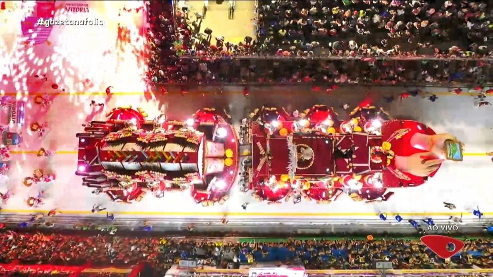 Carro abre-alas da Mocidade Unida da Glória (MUG) nos desfiles das escolas de samba 2024.