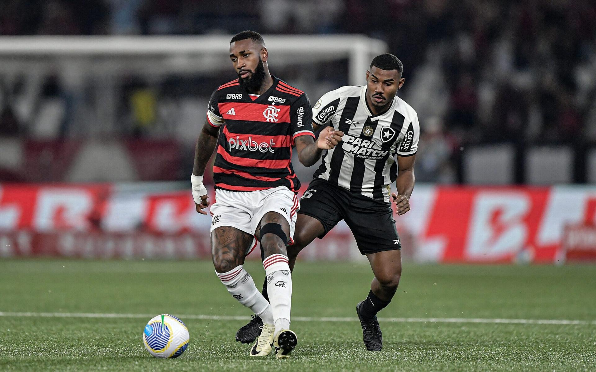 Savarino, do Botafogo, e Alex Sandro, do Flamengo: rivais cariocas se enfrentam no próximo domingo.