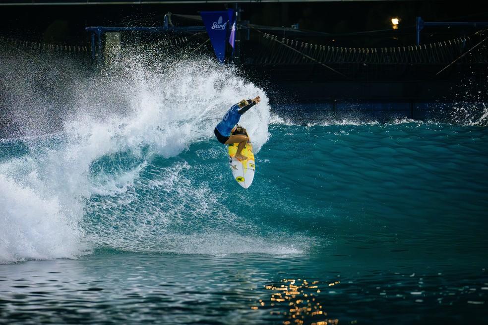 Tati fez boas ondas tanto na direita como na esquerda, mas não conseguiu passar na repercagem.