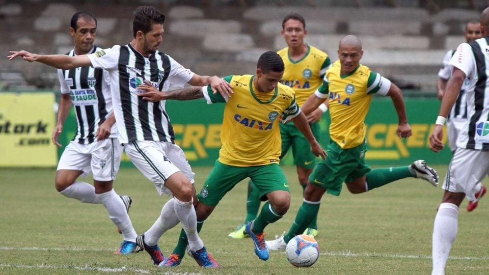 Lance de Coritiba x Maringá, pela semifinal de 2014.