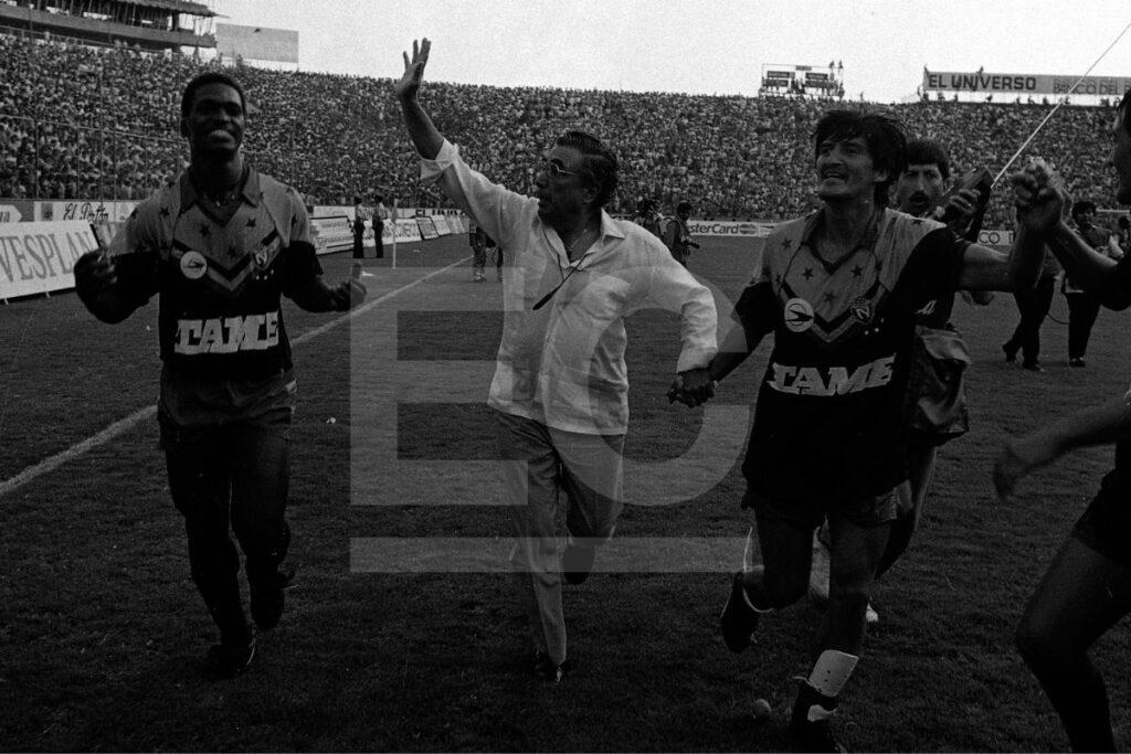Ernesto Guerra celebra com jogadores de El Nacional após vitória em 1992