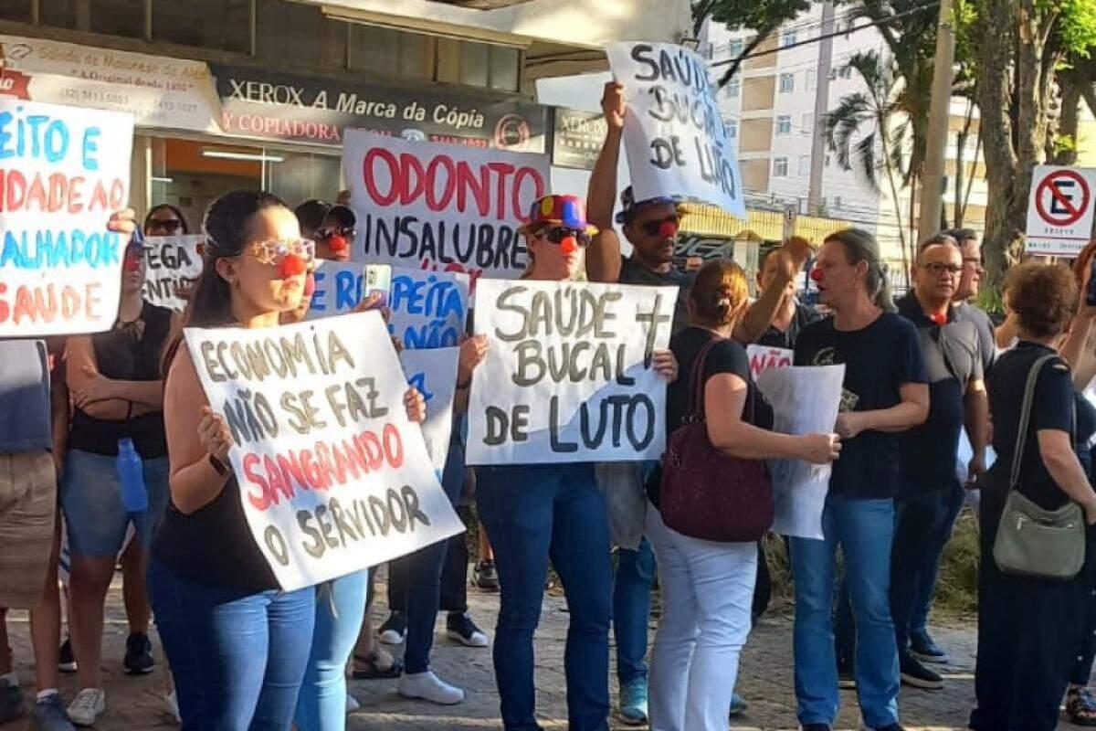 Protesto de servidores em frente à sede da Prefeitura nessa quinta-feira.
