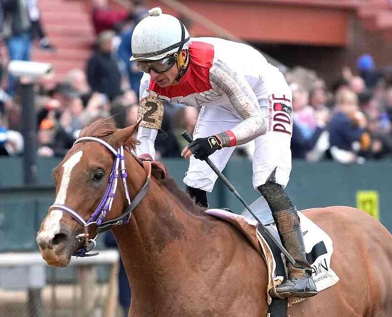 Francisco Arrieta pilota G W's Girl na vitória no Mockingbird Stakes em Oaklawn.