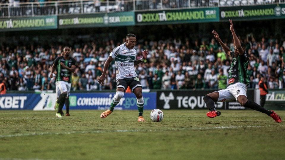 Lance de Coritiba x Maringá, pela final do Paranaense de 2022.