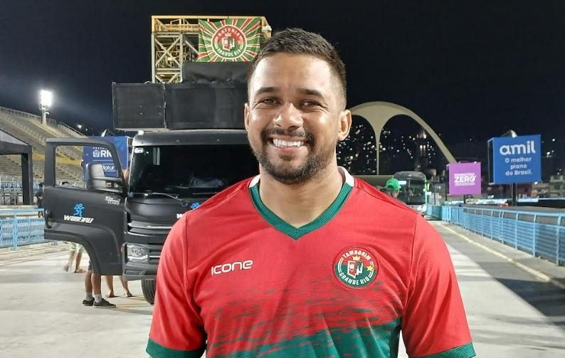 Paolla Oliveira com a bateria da Grande Rio