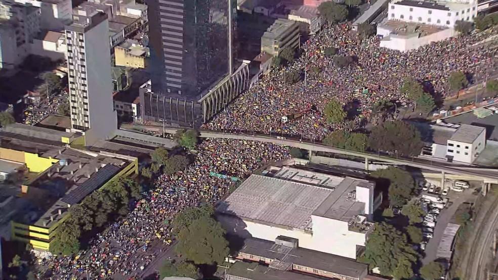 Multidão de foliões do bloco Então, Brilha! em Belo Horizonte