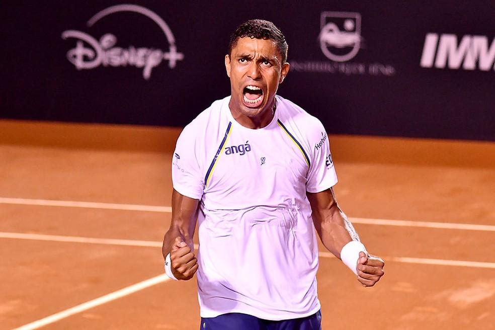 Thiago Monteiro festeja vitória na estreia no Rio Open