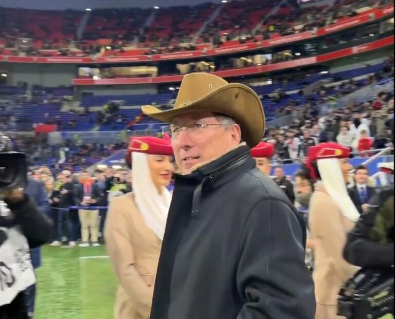 John Textor se veste de caubói em resposta a ofensas do presidente do PSG
