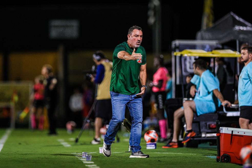 Técnico Guilherme Alves no jogo contra o Novorizontino