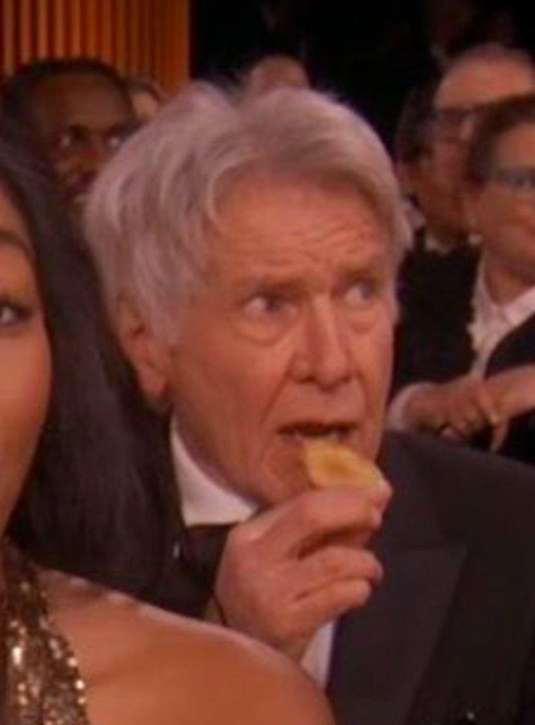 Harrison Ford comendo um chip durante os SAG Awards 2025