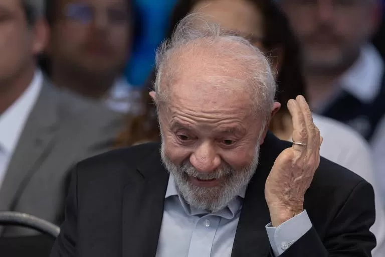 Aprovação de Lula despenca para 24%, a menor de todos os seus mandatos