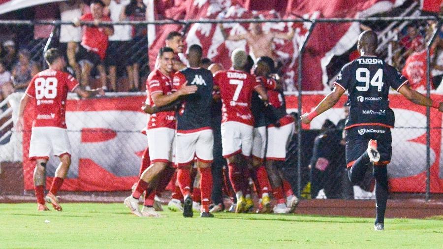 Jogadores do Noroeste celebram gol de Carlão sobre o Palmeiras em duelo do Paulistão
