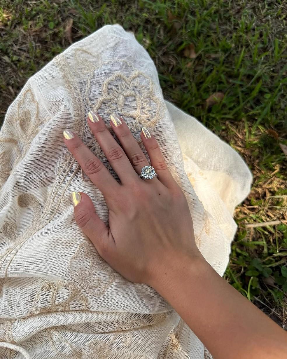 Franciny Ehlke exibe anel de noivado luxuoso