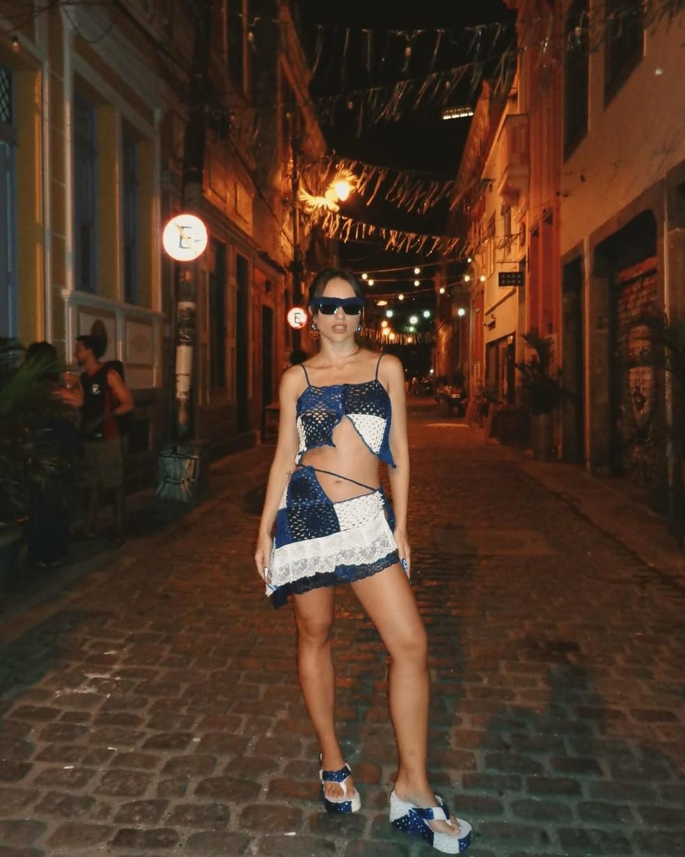 Rafa Kalimann aposta em look de crochê feito por 'crocheteira' queridinha das famosas.