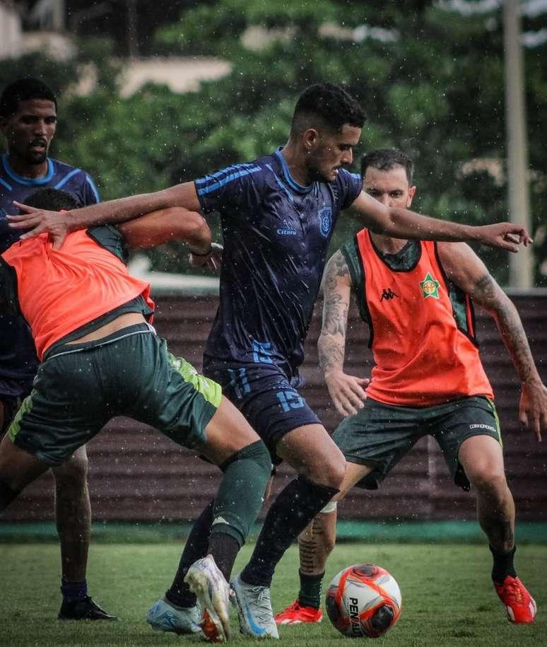 Wesley Manga comemora gol na vitória do Olaria sobre o ABC