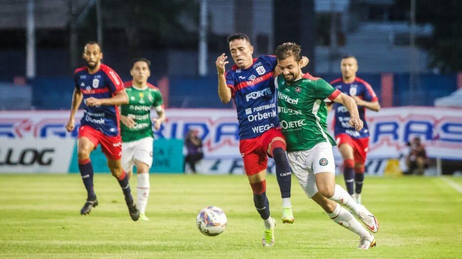 Jogadores do Concórdia e Marcílio Dias disputando bola