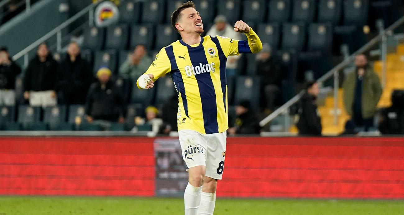 Mert Hakan Yandaş comemora seu gol pelo Fenerbahçe.