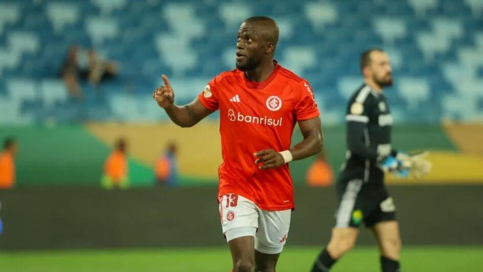 Imagem mostra Valencia com camisa vermelha do Internacional.