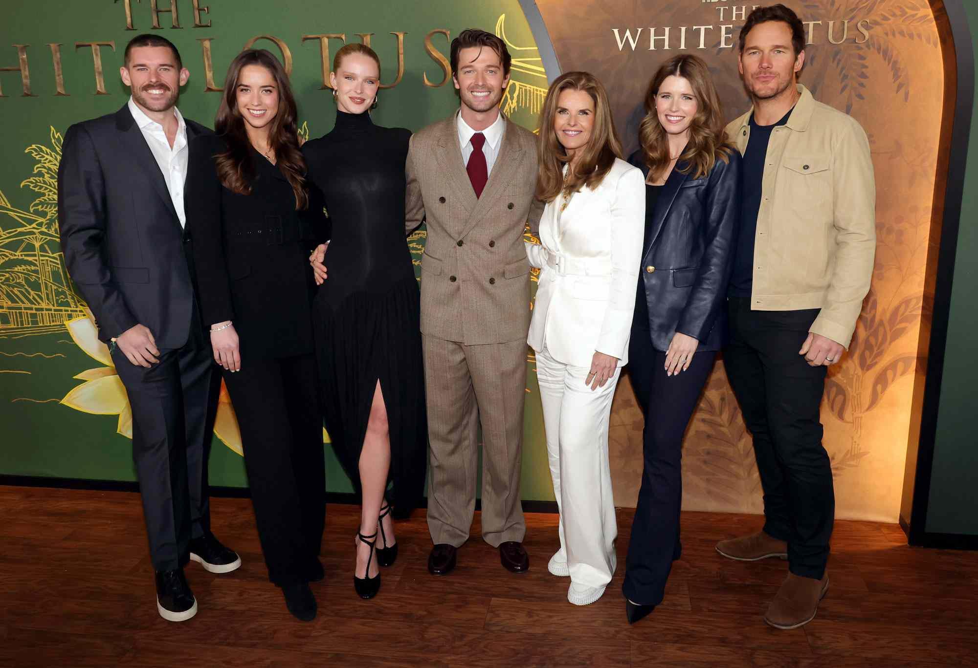 Patrick Schwarzenegger com a família na premiere