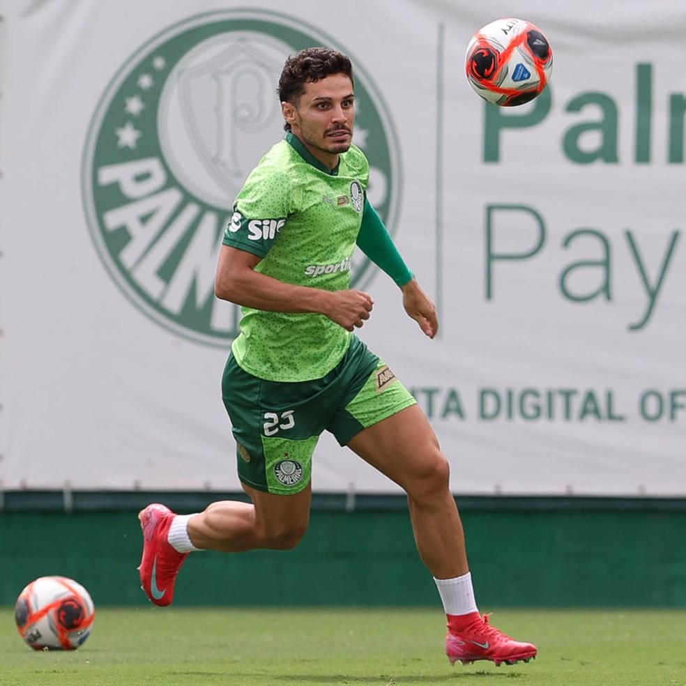 Raphael Veiga durante treino do Palmeiras