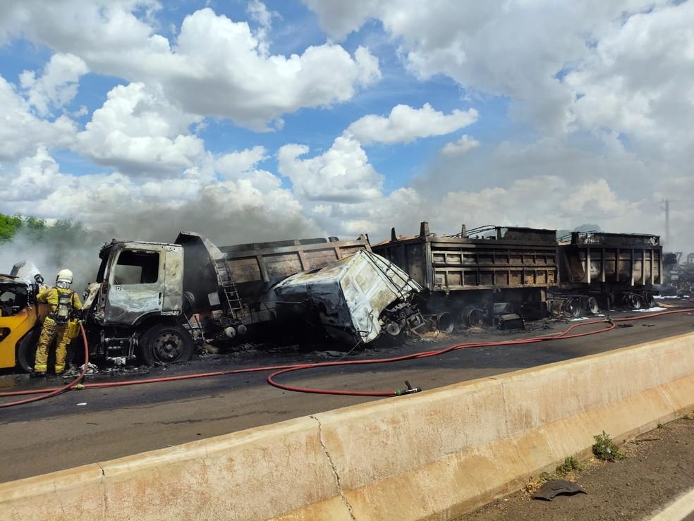 Caminhões pegaram fogo durante acidente na BR-376, em Maringá.
