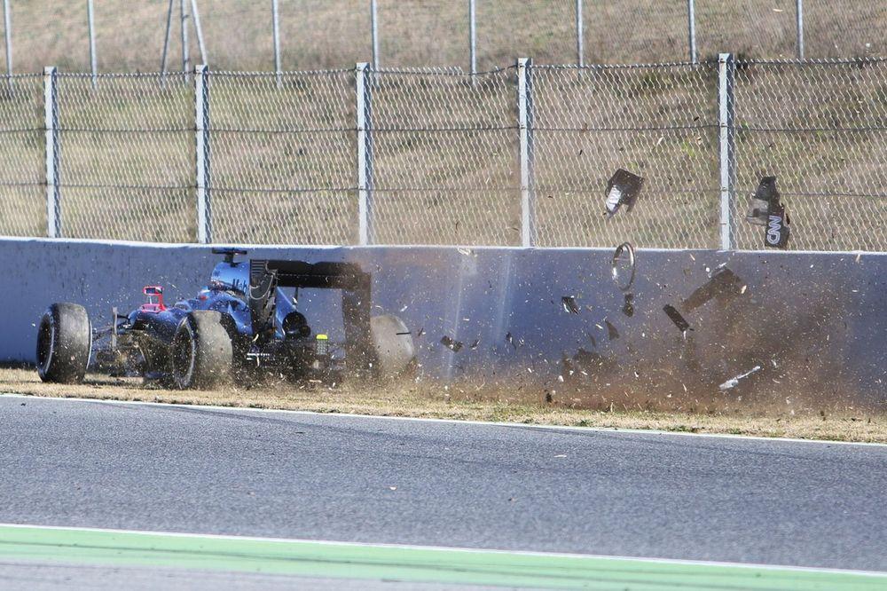 Fernando Alonso, McLaren MP4-30 crashes.