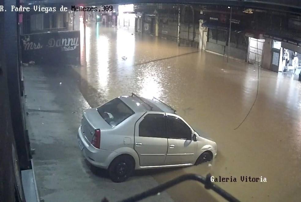 Alagamento na Rua Padre Viegas de Menezes, em Itaquera, Zona Leste, na madrugada deste sábado (1°)