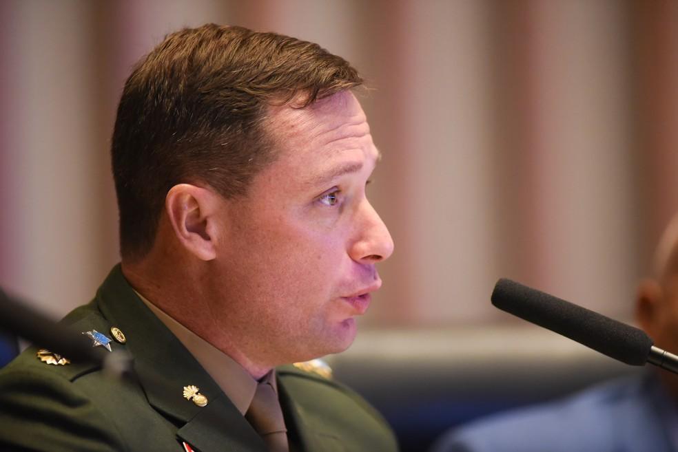 Tenente-coronel Mauro Cid durante sessão na CLDF.