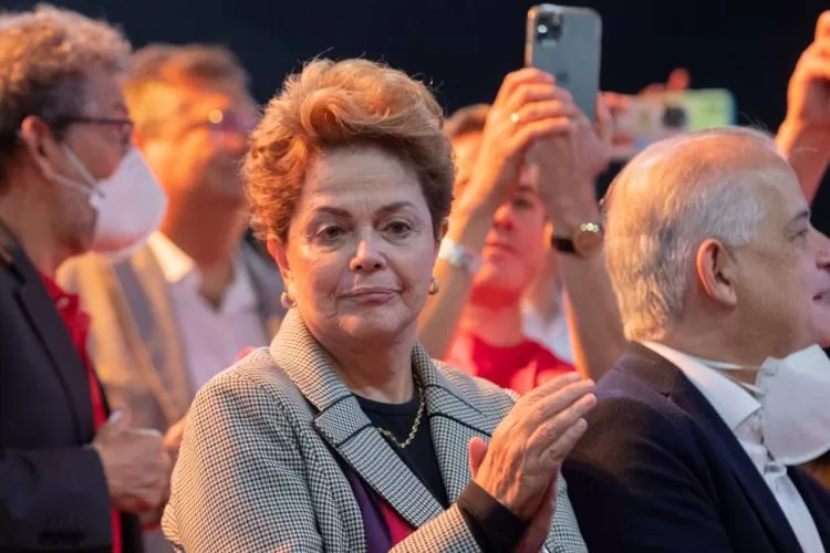 Dilma Rousseff internada em hospital de Xangai; líder do governo confirma situação