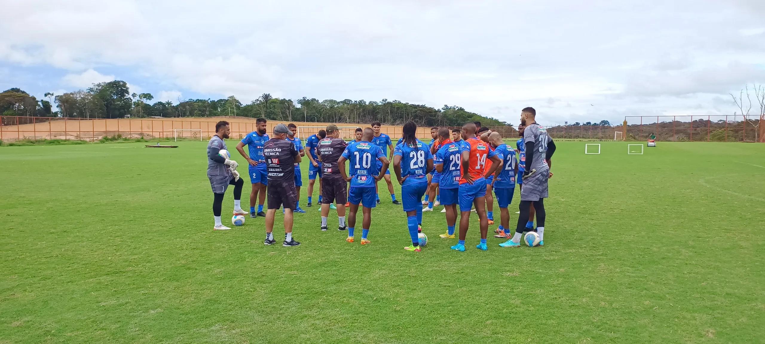 Jogadores em roda para conversa durante treino.