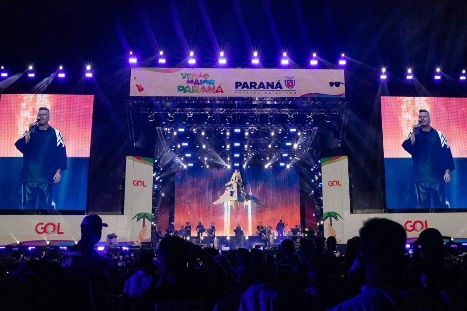 Show do Sorriso Maroto com grande público na praia de Matinhos.